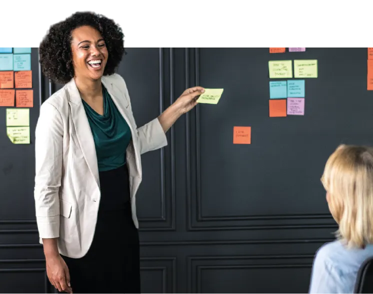 femme devant un tableau de postit